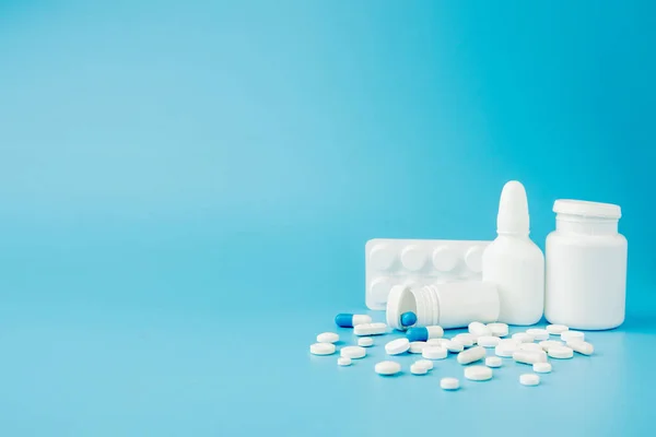 Dağılmış Çeşitli Haplar Ilaçlar Kısırlık Şişeler Termometre Şırınga Mavi Arka — Stok fotoğraf