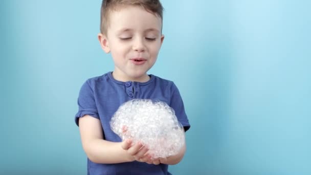 Παιδί Που Δείχνει Χέρια Του Σαπουνόφουσκες Καθαριότητα Και Υγιεινή Έννοια — Αρχείο Βίντεο