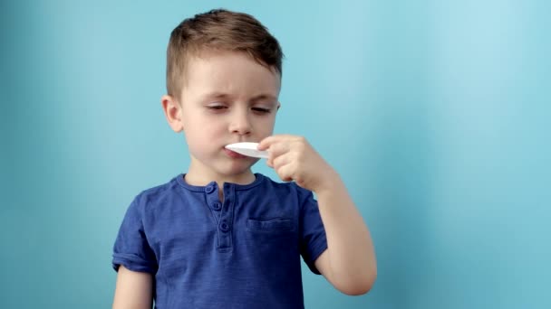 Μικρό Παιδί Θερμόμετρο Μετράει Ύψος Του Πυρετού Του Και Κοιτάει — Αρχείο Βίντεο