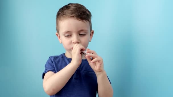 Ill Criança Com Termômetro Medindo Altura Sua Febre Olhando Para — Vídeo de Stock