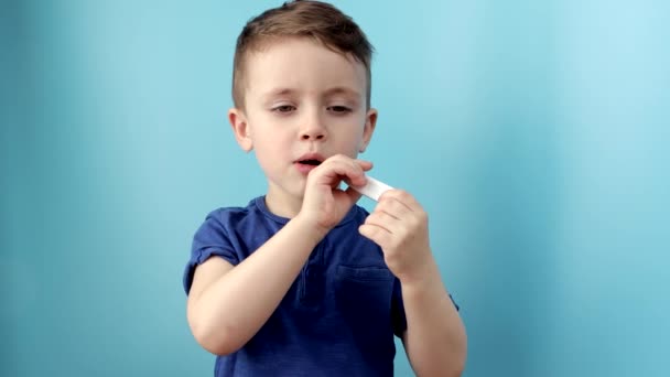 Μικρό Παιδί Θερμόμετρο Μετράει Ύψος Του Πυρετού Του Και Κοιτάει — Αρχείο Βίντεο