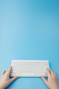 Mavi arka planda dizüstü bilgisayarda çalışan bir kadın uzaktan bakım kavramı, internet alışverişi.