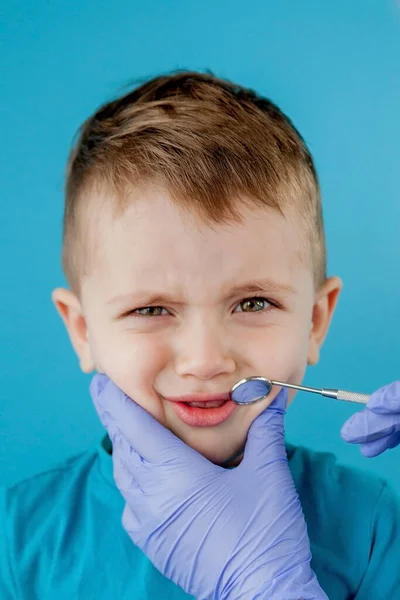 Piccolo Paziente Non Vuole Aprire Bocca Del Dentista Sfondo Blu — Foto Stock