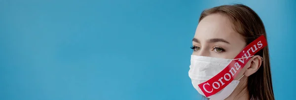 Medico Donna Con Maschera Chirurgica Che Punta Alla Carta Rossa — Foto Stock