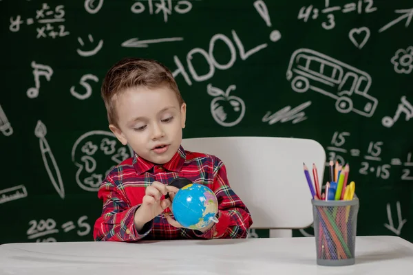 Uczeń Trzymający Okrągły Glob Rękach Tablicy Pomalowanej Tablicą — Zdjęcie stockowe