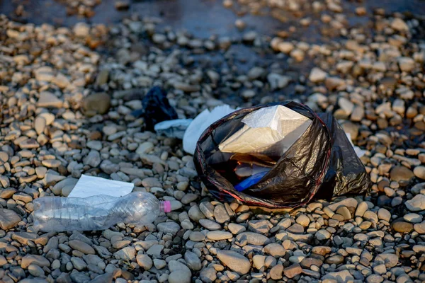 Σκουπίδια Κοντά Στο Ποτάμι Παράκτια Ρύπανση Περιβάλλοντος — Φωτογραφία Αρχείου