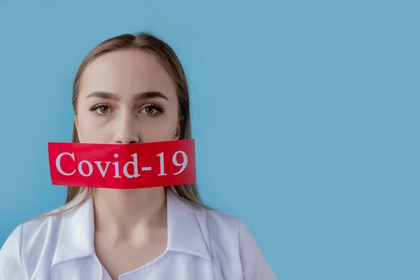 Doctora Mujer Señalando Papel Rojo Con Mesaage Coronavirus Sobre Fondo —  Fotos de Stock