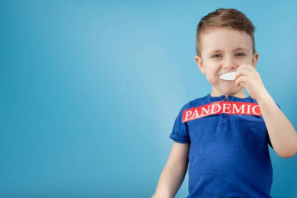 Niño Apuntando Papel Rojo Con Mesaage Pandemia Sobre Fondo Azul —  Fotos de Stock