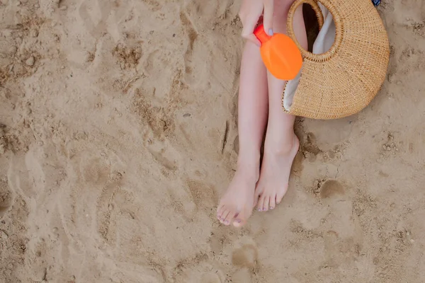 Κορίτσι Λάδι Σπρέι Μαυρίσματος Της Προστασίας Των Ποδιών Από Τις — Φωτογραφία Αρχείου