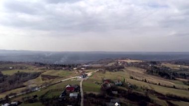 Kırsal yol, yemyeşil doğa ile çevrili.