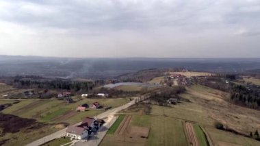 Kırsal yol, yemyeşil doğa ile çevrili.