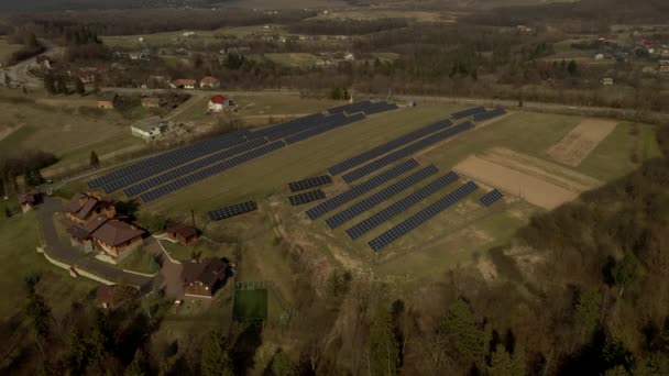 農村景観に再生可能エネルギーを生産青い太陽光発電パネルシステムの空中ビュー — ストック動画