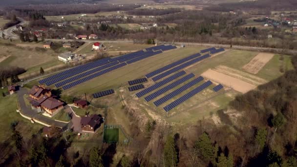 Widok Powietrza Systemu Niebieskich Paneli Fotowoltaicznych Produkujących Odnawialną Czystą Energię — Wideo stockowe