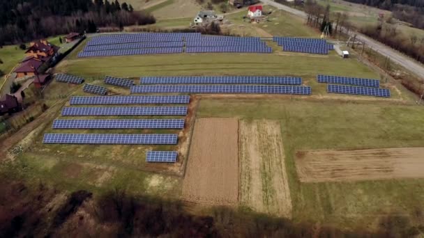 Vue aérienne du système de panneaux solaires photovoltaïques bleus produisant de l'énergie propre renouvelable sur le paysage rural