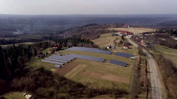 Аерофотозйомка Системи Сонячних Фотоелектричних Панелей Виробляє Відновлювану Чисту Енергію Сільському — стокове відео