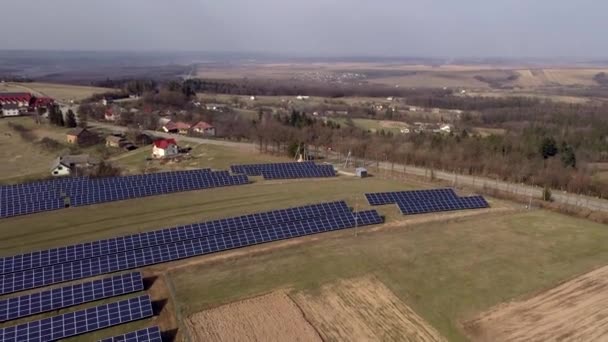 農村景観に再生可能エネルギーを生産青い太陽光発電パネルシステムの空中ビュー — ストック動画