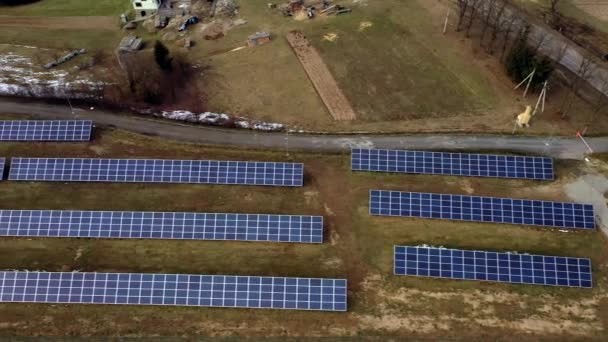 Luchtfoto Van Groot Veld Van Zonne Fotovoltaïsche Panelen Systeem Produceren — Stockvideo