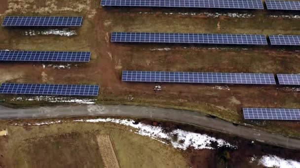 绿草背景下生产可再生清洁能源的太阳能光伏电池板系统大领域的航景 — 图库视频影像
