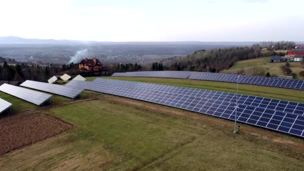 Yeşil Çimen Arka Planında Yenilenebilir Temiz Enerji Üreten Büyük Solar — Stok video