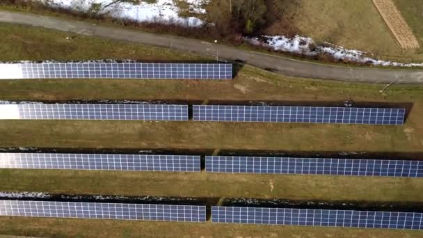 Luchtfoto Van Groot Veld Van Zonne Fotovoltaïsche Panelen Systeem Produceren — Stockvideo