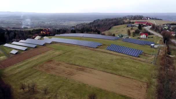绿草背景下生产可再生清洁能源的太阳能光伏电池板系统大领域的航景 — 图库视频影像