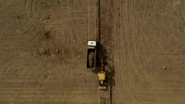 Escavatore Caricatore Carica Terreno Nel Camion Durante Costruzione Della Strada — Video Stock