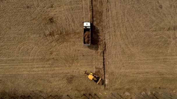 Loader Graafmachine Laadt Grond Truck Bij Wegenbouw — Stockvideo