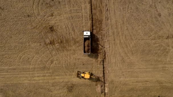 Escavatore Caricatore Carica Terreno Nel Camion Durante Costruzione Della Strada — Video Stock