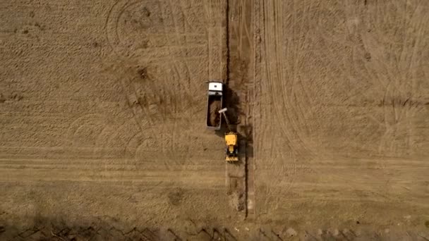 Escavatore Caricatore Carica Terreno Nel Camion Durante Costruzione Della Strada — Video Stock