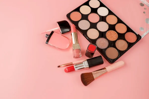 Olika Makeup Produkterpå Rosa Bakgrund Med Copyspace — Stockfoto