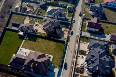 Çatıda bahçe ve güneş panelleri olan yeni bir ev..