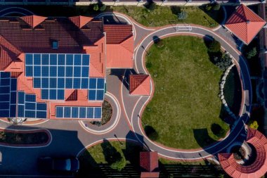 Mavi panelli, yeni, modern bir ev kulübesinin havadan görünüşü. Yenilenebilir ekolojik yeşil enerji üretim kavramı.