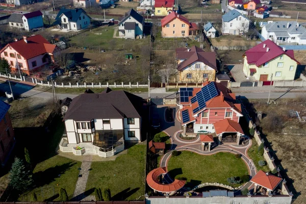 Neues Haus Mit Garten Und Solarzellen Auf Dem Dach — Stockfoto