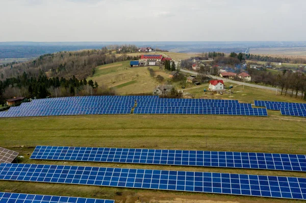 Yeşil Çimen Arka Planında Yenilenebilir Temiz Enerji Üreten Büyük Solar — Stok fotoğraf