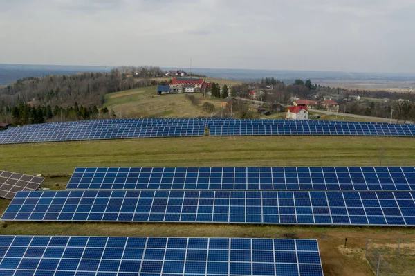 Kırsal Alanda Yenilenebilir Temiz Enerji Üreten Mavi Güneş Fotoğraflı Voltaik — Stok fotoğraf