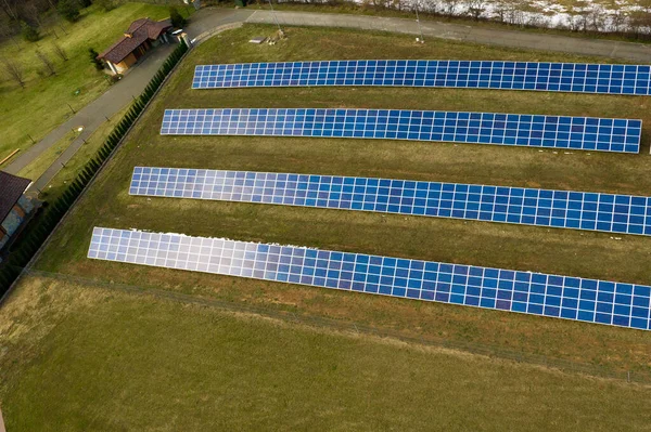 在农村地区生产可再生能源的蓝色太阳能光伏电池板系统的空中视图 — 图库照片
