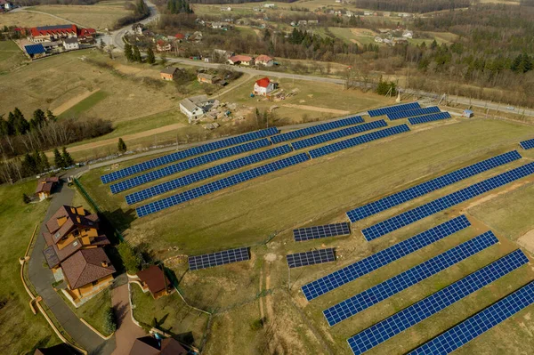 Yeşil Çimen Arka Planında Yenilenebilir Temiz Enerji Üreten Büyük Solar — Stok fotoğraf