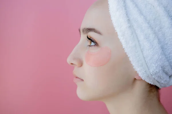 Retrato Mulher Beleza Com Manchas Nos Olhos Sobre Fundo Rosa — Fotografia de Stock