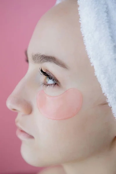 Retrato Mulher Beleza Com Manchas Nos Olhos Sobre Fundo Rosa — Fotografia de Stock