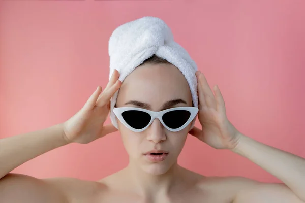 Gyönyörű Fiatal Szemüvegben Törülközővel Fején Fürdés Után Rózsaszín Háttér — Stock Fotó