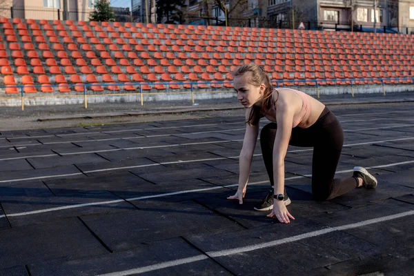 Mulheres Preparando Para Começar Correr Estádio — Fotografia de Stock