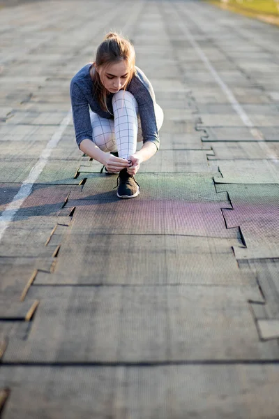 Vrouwelijke Hardloper Die Haar Sneakers Rijgt Een Hardloopbaan Gezonde Levensstijl — Stockfoto