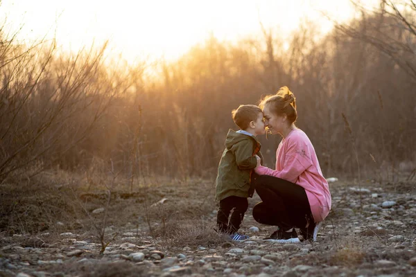 Beautiful Mother Playing Her Son Nature Sunset Mother Day Concept — Stock Photo, Image