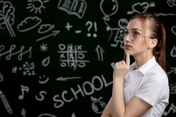 Giovane Insegnante Piedi Vicino Alla Lavagna Classe — Foto Stock