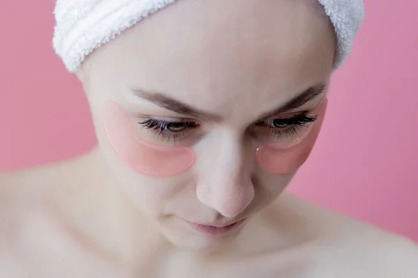 粉红背景的带眼斑美女的肖像 戴面具的女人容貌 化妆品概念 — 图库照片