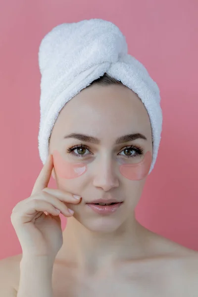 Porträtt Skönhetskvinna Med Ögonlappar Rosa Bakgrund Woman Beauty Face Mask — Stockfoto