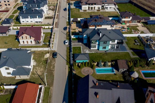 乌克兰住宅区房屋的航拍图 其中一些房屋的屋顶面板上有建筑物 — 图库照片