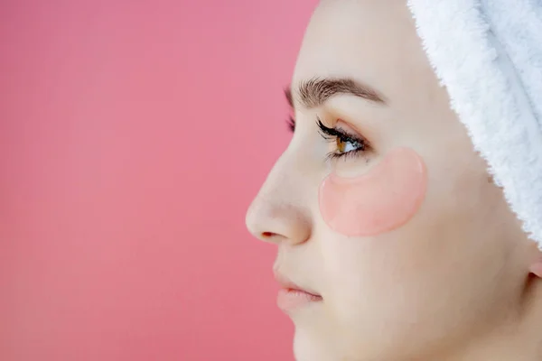粉红背景的带眼斑美女的肖像 戴面具的女人容貌 化妆品概念与复印空间 — 图库照片