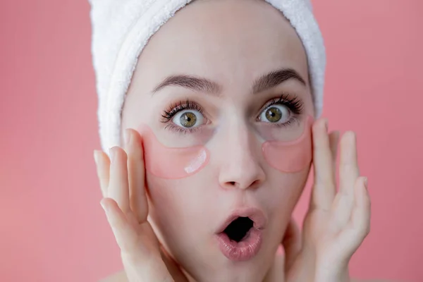 Portrait Beauty Woman Eye Patches Latar Belakang Merah Muda Wanita — Stok Foto