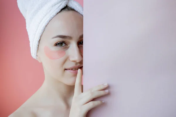 Portrait Beauty Woman Eye Patches Latar Belakang Merah Muda Wanita — Stok Foto